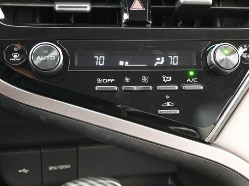 Used 2022 Toyota Camry SE image 23