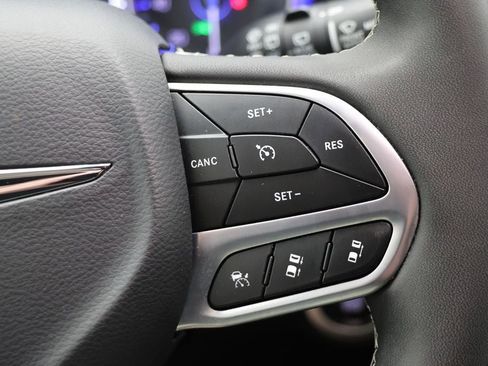 Used 2025 Chrysler Pacifica Select FWD image 19