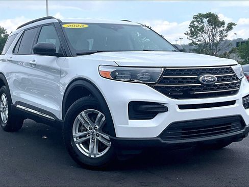 Used 2023 Ford Explorer XLT AWD/4WD image 2