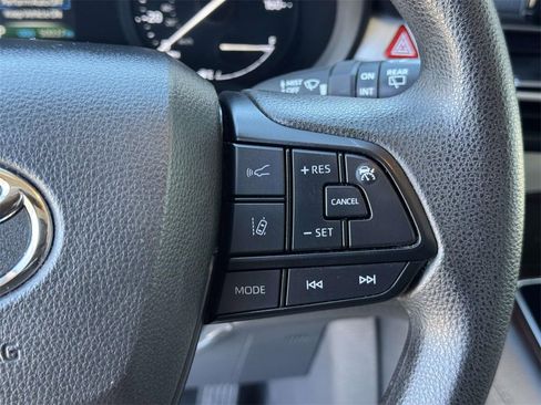 Used 2024 Toyota Sienna LE image 11