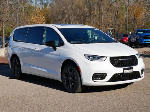 New 2026 Chrysler Pacifica Select image 2