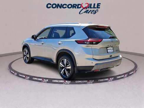 Used 2024 Nissan Rogue SL AWD/4WD image 4