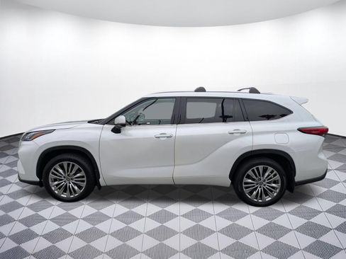 Used 2023 Toyota Highlander Platinum FWD image 2