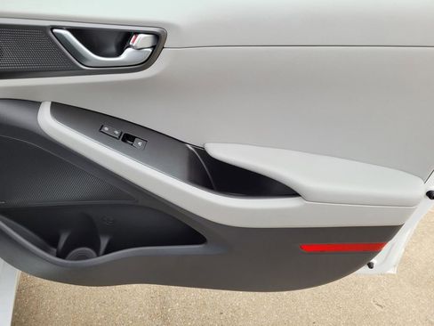 Used 2020 Hyundai Ioniq Limited image 7