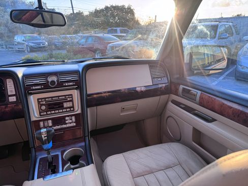 Used 2005 Lincoln Navigator 2WD image 16