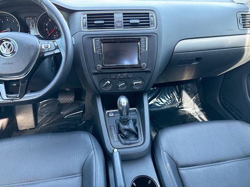 Used 2017 Volkswagen Jetta SE image 17
