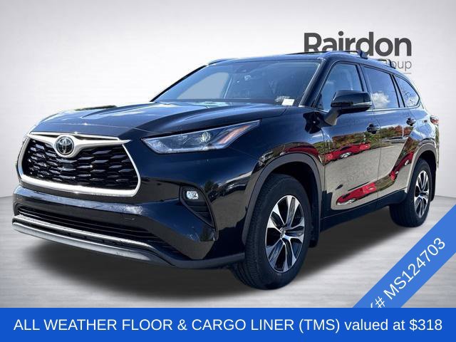Used 2021 Toyota Highlander XLE AWD/4WD image 3