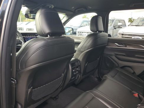 Used 2024 Jeep Grand Cherokee Limited w/ Black Appearance Package image 14