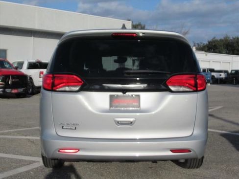 Certified 2024 Chrysler Voyager LX image 5