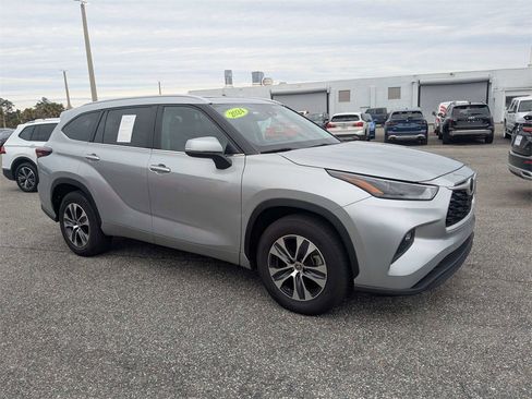 Used 2024 Toyota Highlander XLE image 2