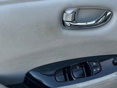 Used 2011 Nissan Leaf w/ Eco Design Pkg image 13