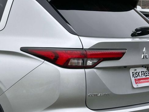 Used 2023 Mitsubishi Outlander SE image 9