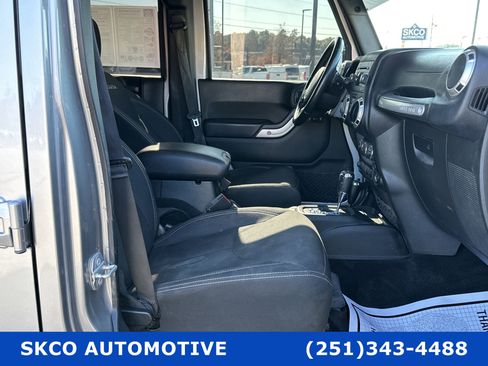 Used 2017 Jeep Wrangler Unlimited Sahara w/ Connectivity Group image 13