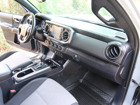 Used 2021 Toyota Tacoma TRD Off-Road w/ Technology Package AWD/4WD image 43