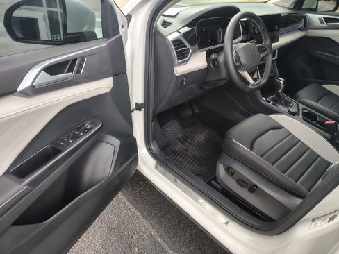Used 2025 Volkswagen Taos SEL AWD/4WD image 17