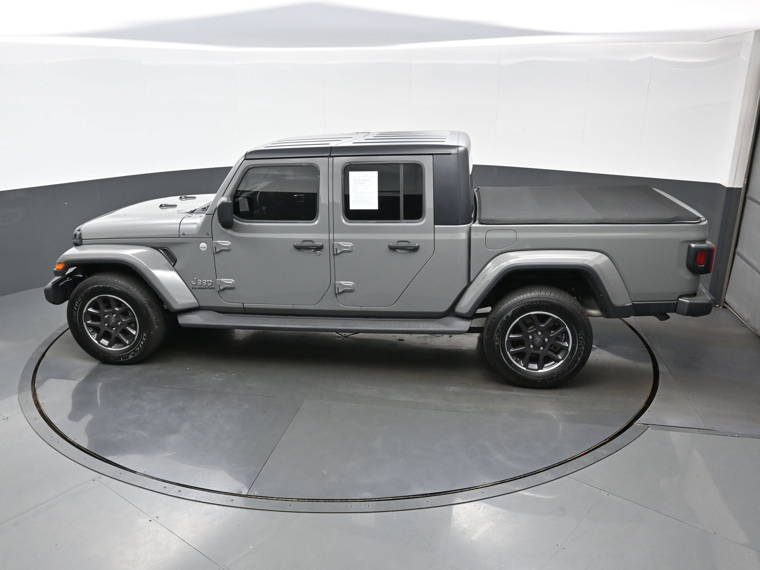 Used 2021 Jeep Gladiator Overland w/ Trailer Tow Package AWD/4WD image 32