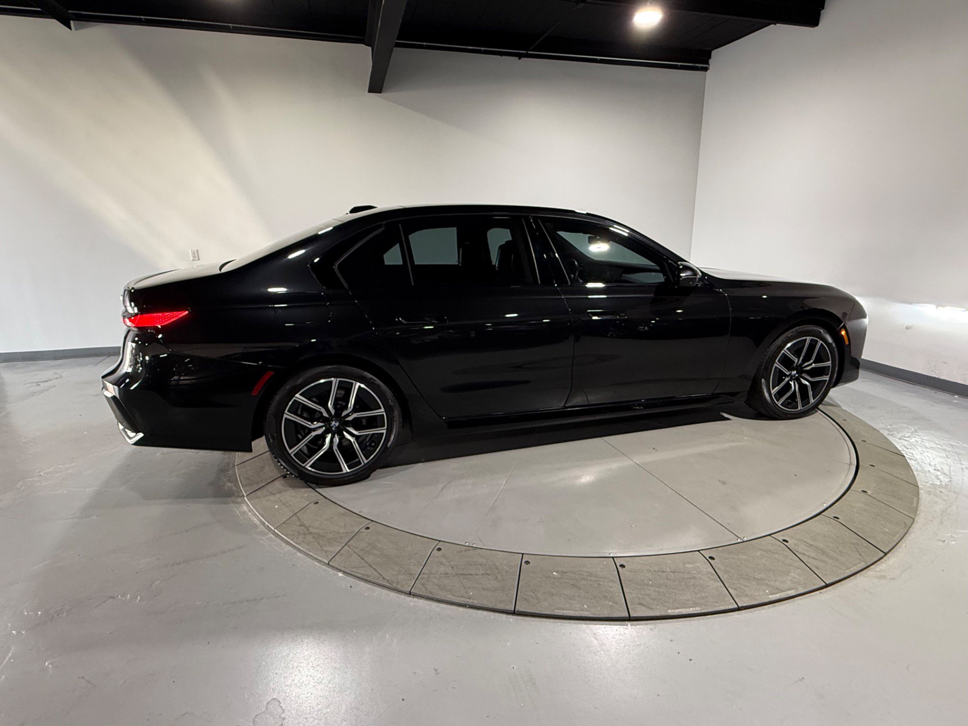 Used 2024 BMW 740i xDrive AWD/4WD image 12