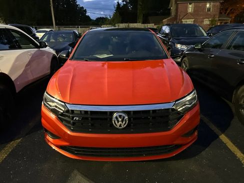 Used 2019 Volkswagen Jetta R-Line w/ R-Line Cold Weather Package FWD image 2