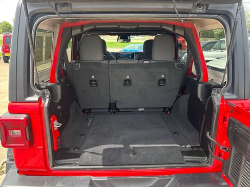 Used 2025 Jeep Wrangler Unlimited Rubicon AWD/4WD image 30
