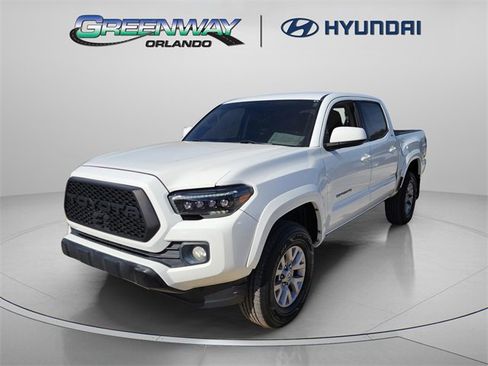 Used 2017 Toyota Tacoma TRD Sport image 2