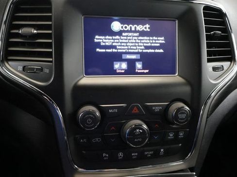 Used 2020 Jeep Grand Cherokee Laredo w/ Security & Convenience Group AWD/4WD image 19