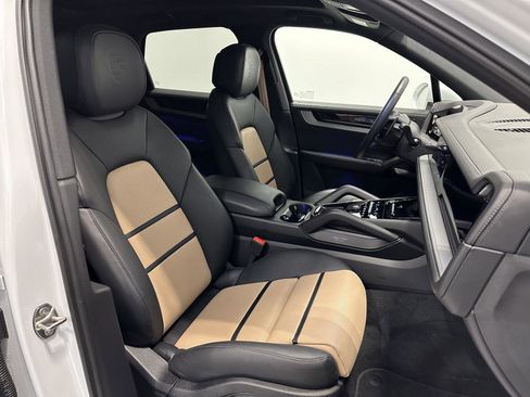 Certified 2025 Porsche Cayenne image 42
