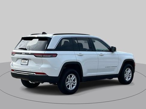 Used 2025 Jeep Grand Cherokee Laredo w/ Luxury Tech Group I RWD image 4