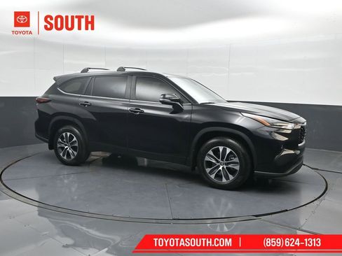 Used 2024 Toyota Highlander XLE image 1