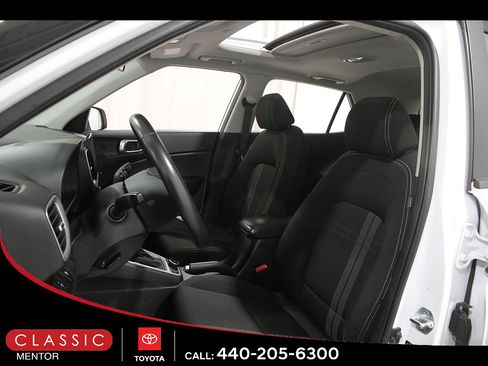 Used 2024 Hyundai Venue SEL FWD image 5