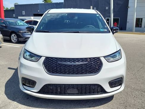 Used 2024 Chrysler Pacifica Limited FWD image 6