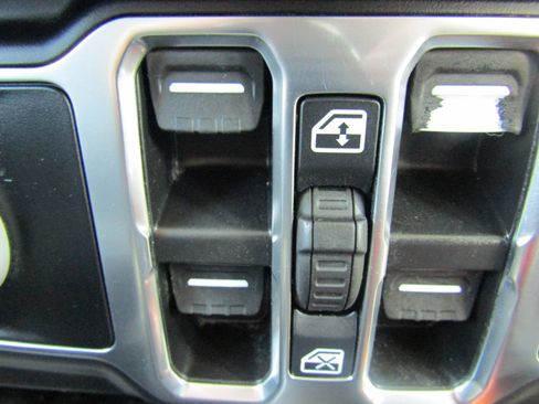 Used 2025 Jeep Wrangler Unlimited Sport AWD/4WD image 29