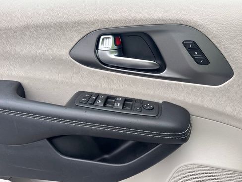 Used 2023 Chrysler Pacifica Touring-L FWD image 17
