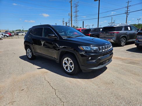 Used 2024 Jeep Compass Latitude AWD/4WD image 8