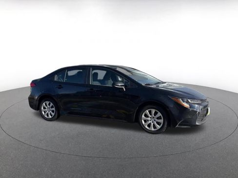Used 2025 Toyota Corolla LE image 2