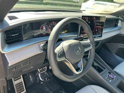 New 2026 Volkswagen Tiguan SE R-Line FWD image 17