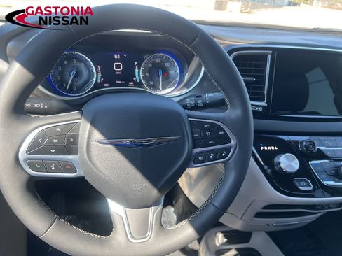 Used 2024 Chrysler Pacifica Touring-L FWD image 30