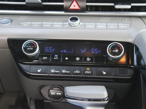 Used 2025 Hyundai Elantra SEL image 25