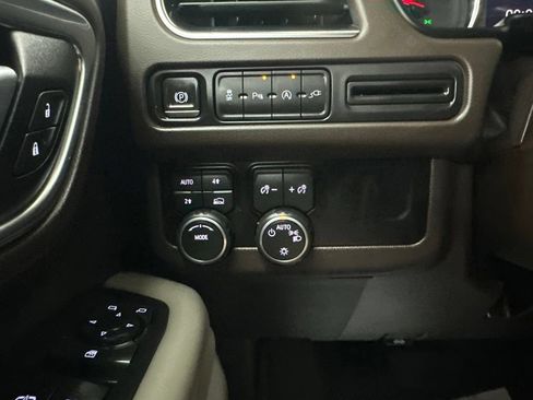 Used 2021 Chevrolet Suburban LT AWD/4WD image 44
