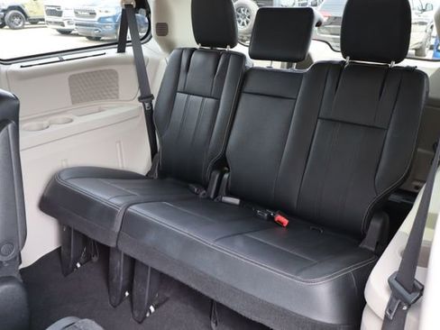 Used 2016 Chrysler Town & Country Touring-L FWD image 50