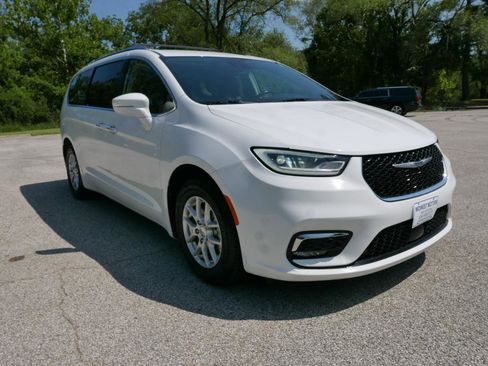 Used 2021 Chrysler Pacifica Touring-L FWD image 4