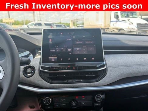 Used 2024 Jeep Compass Latitude image 7