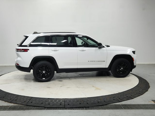 Used 2023 Jeep Grand Cherokee Limited AWD/4WD image 9