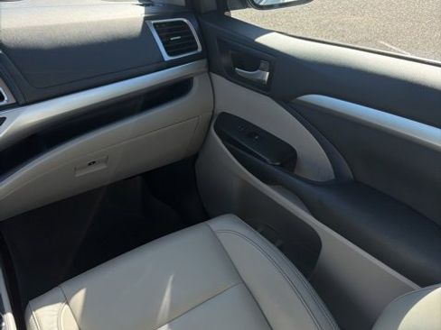 Certified 2018 Toyota Highlander XLE image 16
