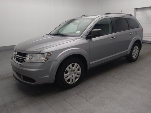 Used 2018 Dodge Journey SE w/ Connectivity Group FWD image 2