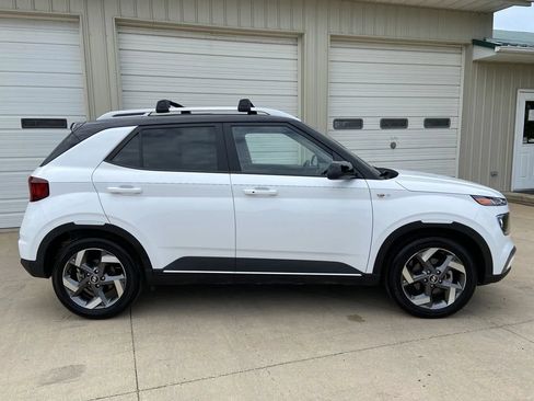 Used 2022 Hyundai Venue Limited FWD image 7