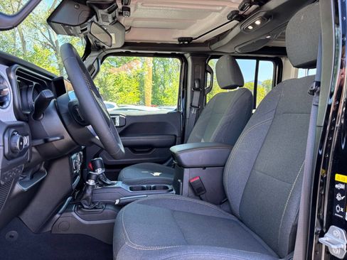 Used 2025 Jeep Wrangler Unlimited Sahara AWD/4WD image 27