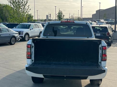 Used 2022 Nissan Frontier SV w/ Technology Package RWD image 16