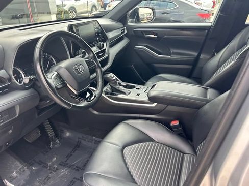 Used 2021 Toyota Highlander XSE FWD image 25