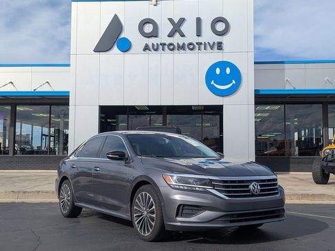 Used 2022 Volkswagen Passat 2.0T image 1