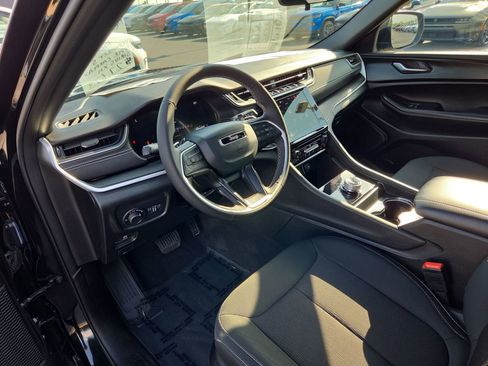 Used 2025 Jeep Grand Cherokee Laredo RWD image 16